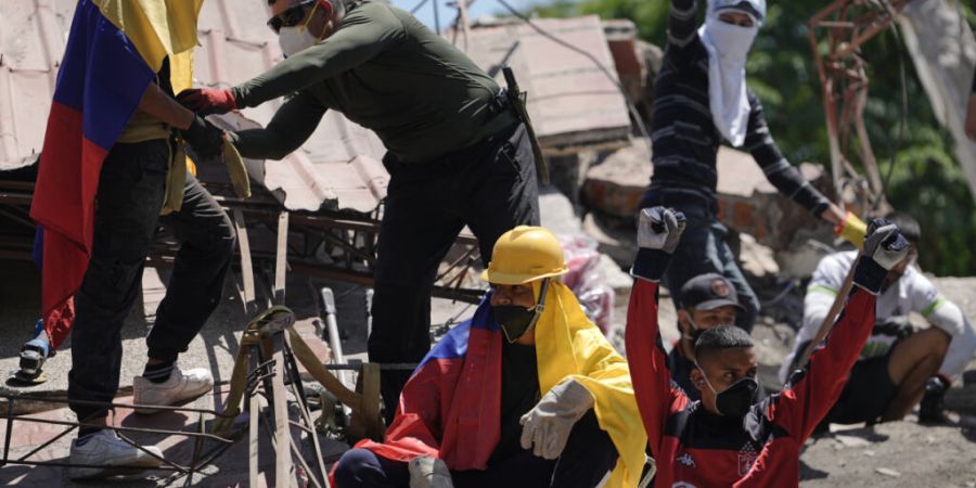 dpatopbilder - Menschen, die Trümmer beseitigen, bitten um Ruhe, während sie am Tag nach dem Erdbeben nach Überlebenden suchen. Foto: Ivan Valencia/AP/dpa