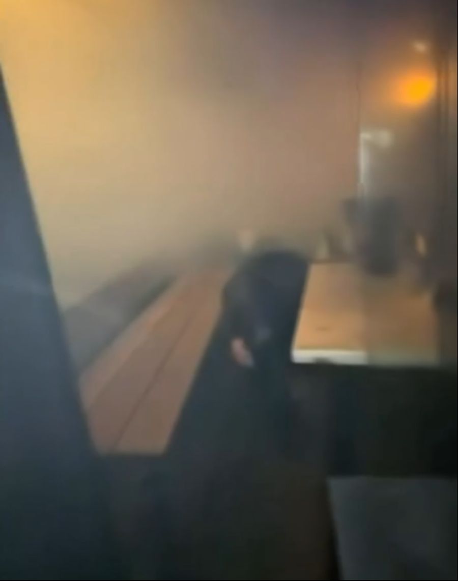 Gäste fliehen aus der brenndenden Bar.