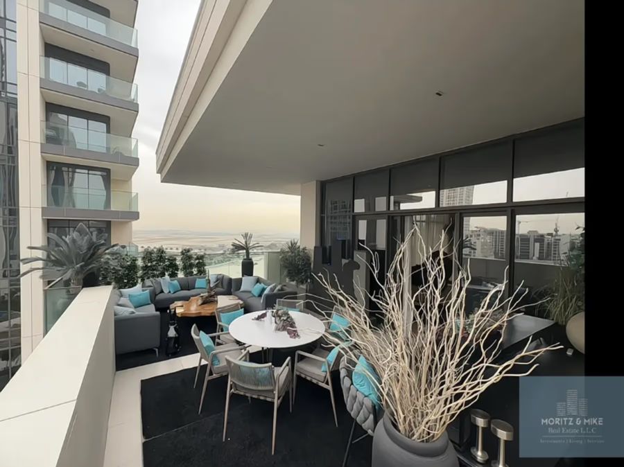Vom Balkon aus gibt es Luxus pur: Eine spektakuläre Sicht auf die beeindruckende Skyline Dubais.