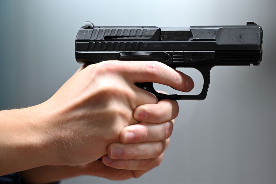 Nach einer zunächst verbalen Auseinandersetzung zückte ein Mann eine Waffe und schoss auf den Boden.
