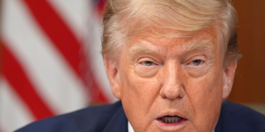 US-Präsident Donald Trump spricht während einer Kabinettssitzung in Camp David. Foto: Jacquelyn Martin/AP/dpa