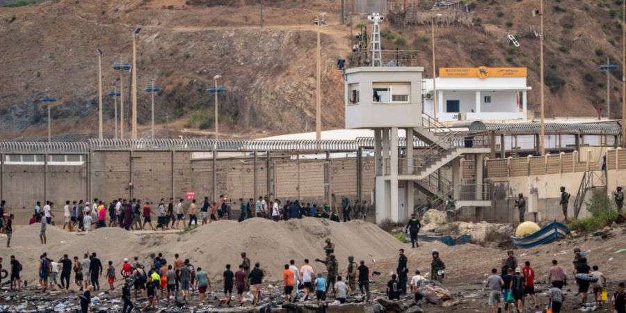 Migranten kehren aus der spanischen Enklave Ceuta nach Marokko zurück. Foto: Antonio Sempere/AP/dpa