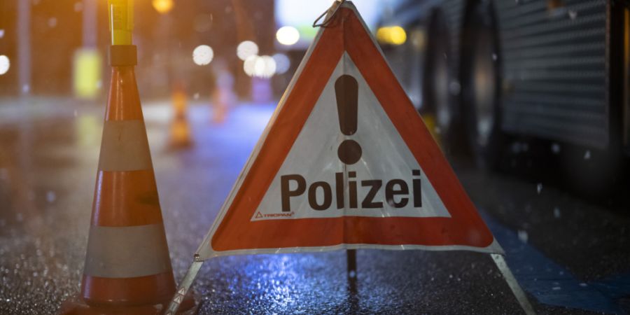 Ein 19-jähriger Motorradfahrer verletzte sich am Donnerstag in Wila bei einem Unfall mit einem Postauto schwer. (Symbolbild)