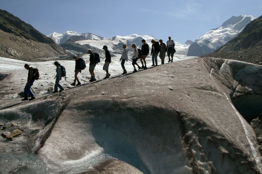 Zudem besteht wegen des tauenden Permafrosts eine erhöhte Steinschlaggefahr.