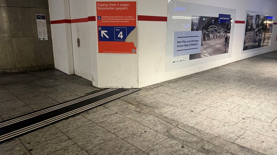 Und doch führt diese Linie direkt in eine temporäre Baustellenwand.