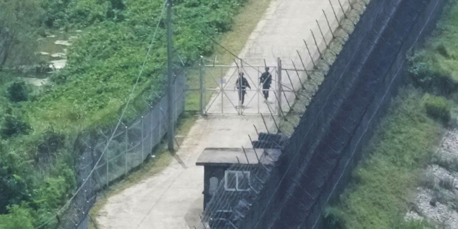 ARCHIV - Soldaten der südkoreanischen Armee patrouillieren entlang des Stacheldrahtzauns in Paju, Südkorea, nahe der Grenze zu Nordkorea. Südkorea teilte am Freitag mit, dass ein Nor...