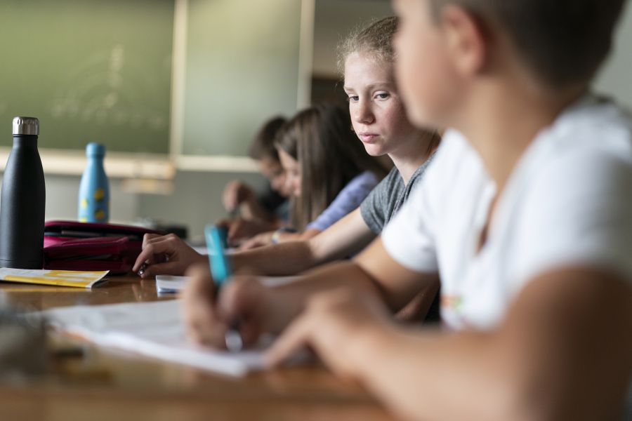Bei Hitze können sich die Schülerinnen und Schüler laut Jörg Walser, Rektor der Schule Meilen, weniger konzentrieren.