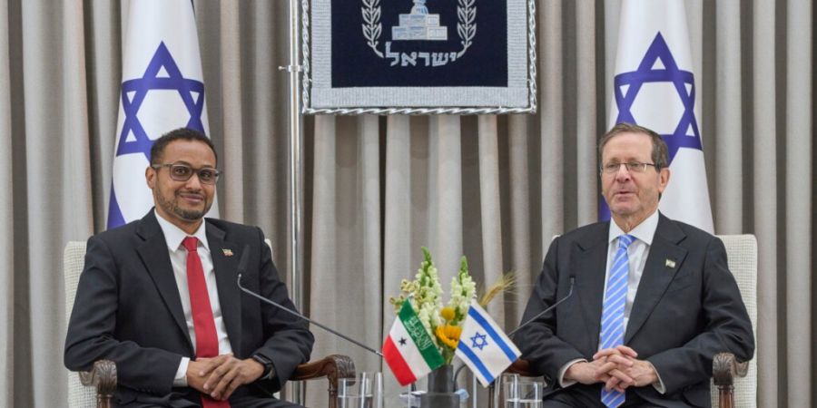 Der israelische Staatspräsident Izchak Herzog (r) empfängt den ersten Botschafter von Somaliland in Israel, Mohamed Hagi, in der Präsidentenresidenz. Foto: Ohad Zwigenberg/AP/dpa