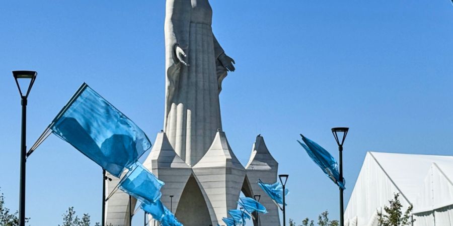 Mit einem feierlichen Gottesdienst ist in Polen eine riesige Marienstatue eingeweiht worden. Sie hat eine Gesamthöhe von mehr als 55 Metern gilt als grösste Marienfigur in Europa.
