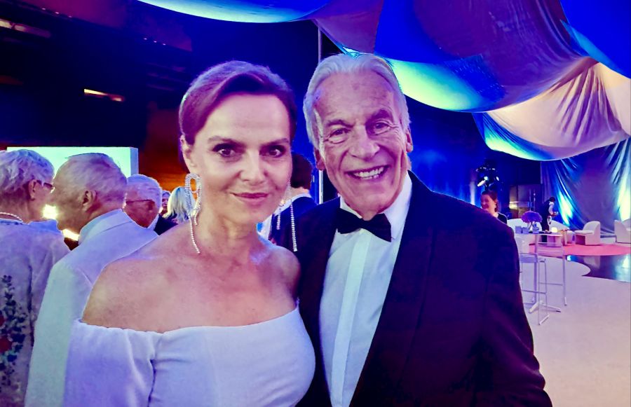 Bandleader Pepe Lienhard und seine Frau Christine inmitten der Festival-Prominenz.
