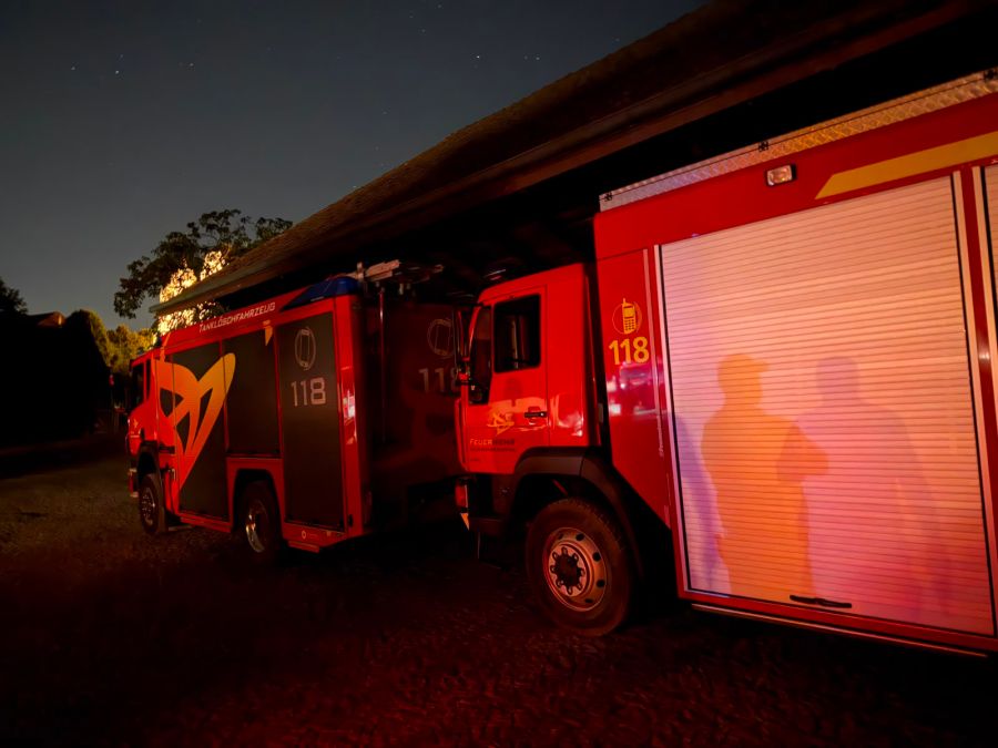 Diverse Feuerwehren stehen am späten Samstagabend in Möriken AG wegen dem Waldbrand im Einsatz.