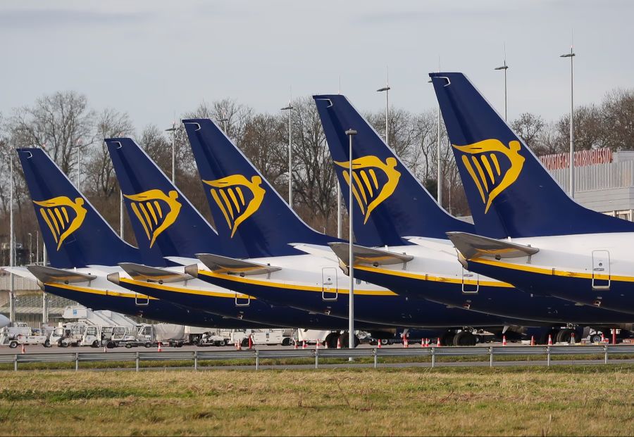 Weitere Passagiere schafften es, den verletzten Mann zurück ins Flugzeug zu ziehen. (Symbolbild)