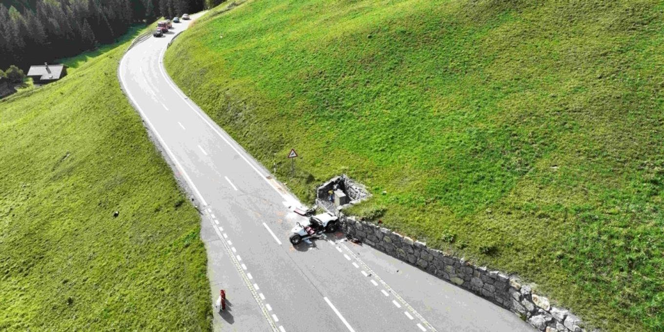 Photo: nau.ch 18-Year-Old Dies in Davos Car Crash Hospitalized