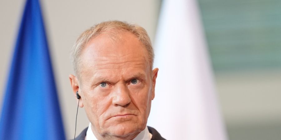 ARCHIV - Donald Tusk, Ministerpräsident von Polen, gibt beim E5-Gipfel führender europäischer Staaten zum bevorstehenden Nato-Gipfel im Bundeskanzleramt eine Pressekonferenz. Foto: K...