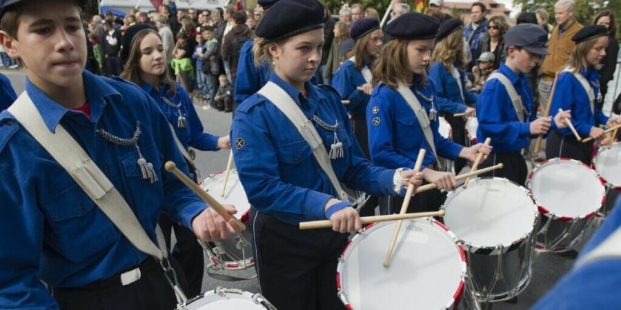Kadetten sind oft Teil lokaler Traditionen, wie hier am Thuner Ausschiesset-Umzug. (Archivbild)