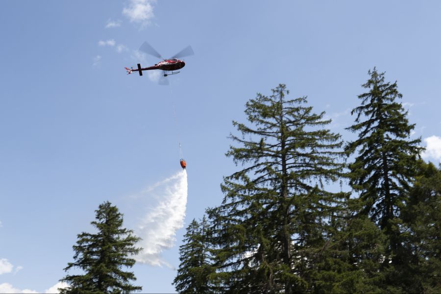Hier hilft ein Helikopter der Air Zermatt beim Löschen – es handelt sich aber nur um eine Übung im Wallis am 7. August.
