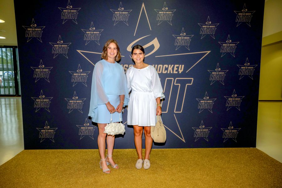Alina Müller, «Woman of the Year», mit ihrer Nati-Kollegin Noemi Rhyner.