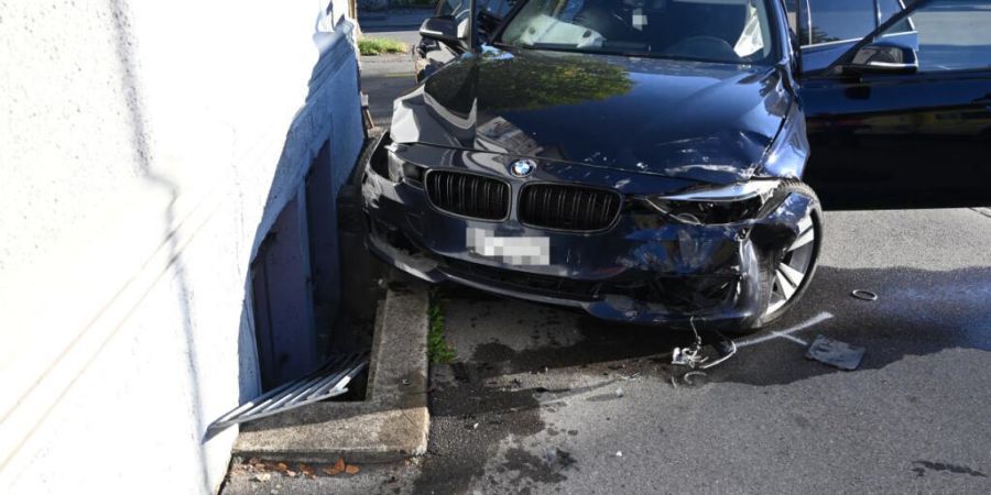 Durch den Zusammenstoss wurde das Auto der 39-Jährigen abgewiesen und prallte frontal gegen ein Gebäude.