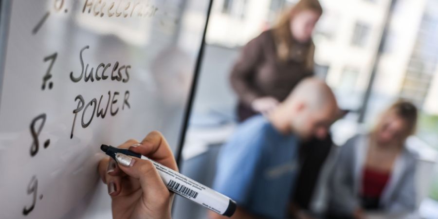 Frauengeführte Start-ups erhalten in der Schweiz laut einer neuen Studie weiterhin weniger Geld als männergeführte. (Symbolbild)