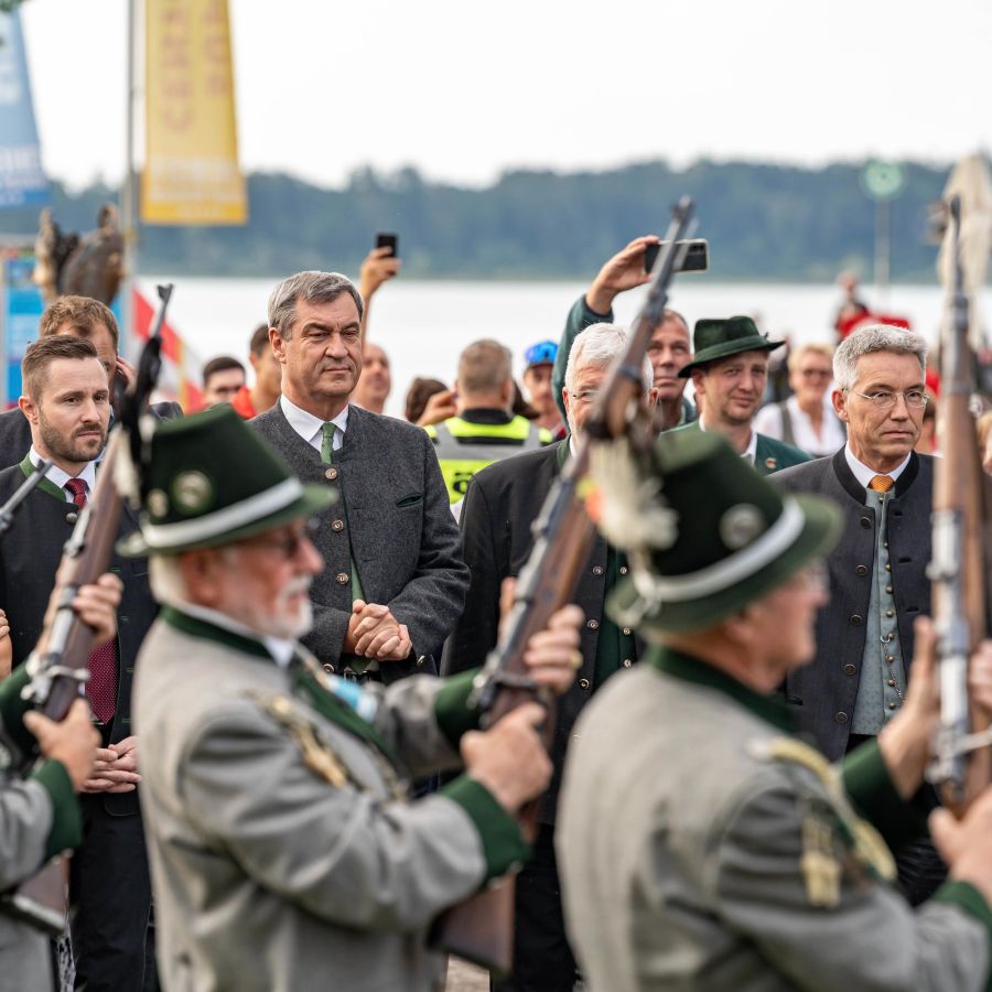 Bayerns Ministerpräsident Markus Söder wird bei einer Veranstaltung in Bernau am Chiemsee mit einer Tomate beworfen.