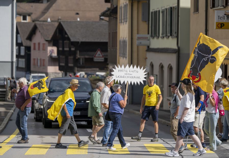60 Personen demonstrierten heute Vormittag in Amsteg für temporäre Durchfahrtsverbote an Ferientagen.