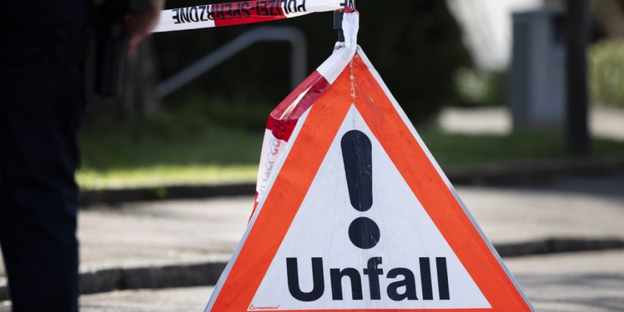 Ein 13-jähriger Velofahrer ist beim Einbiegen in eine Strasse von einem Auto erfasst worden. (Archivbild)