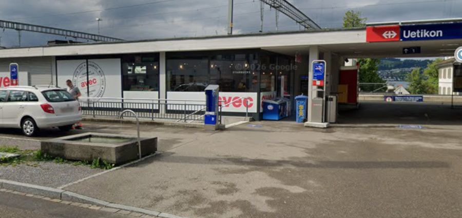Neben dem Bub eilte auch eine Mitarbeiterin des Avec Géraldine C. nach ihrem Trottinett-Unfall.