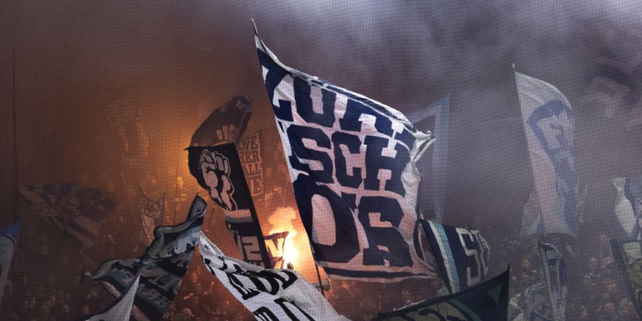 Zwei Fans aus dem Umfeld der Zürcher Südkurve stehen am Mittwoch in Winterthur vor Gericht. Sie sollen Fans der Grasshoppers in Rickenbach angegriffen haben. (Archivbild)