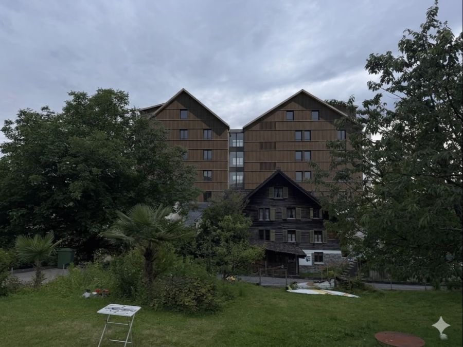 Im Grössenvergleich: Das 400 Jahre alte Bauernhaus, das abgerissen werden soll und die Neubau-Blöcke, die an gleicher Stelle gebaut werden sollen.
