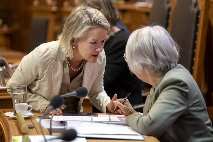 Dazu hat die Luzerner Mitte-Ständerätin Andrea Gmür zwei Vorstösse eingereicht. Hier im Bild mit Bundesrätin Baume-Schneider.