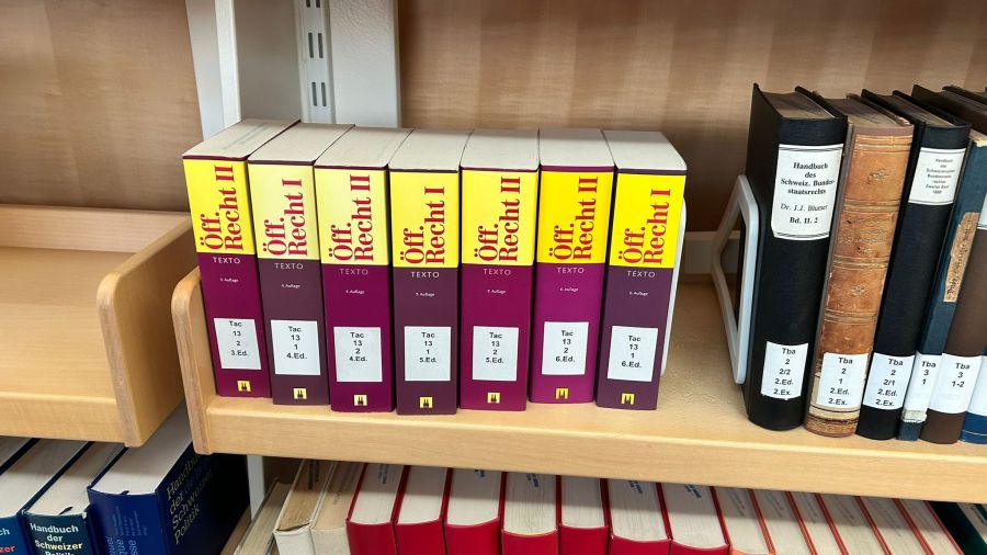 Die benötigten Bücher in der Rechtswissenschaftlichen Bibliothek der Universität Zürich. Meist gibt es davon nur ein Exemplar in der richtigen Version.