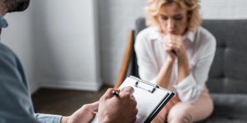 Frau beim Psychotherapeuten