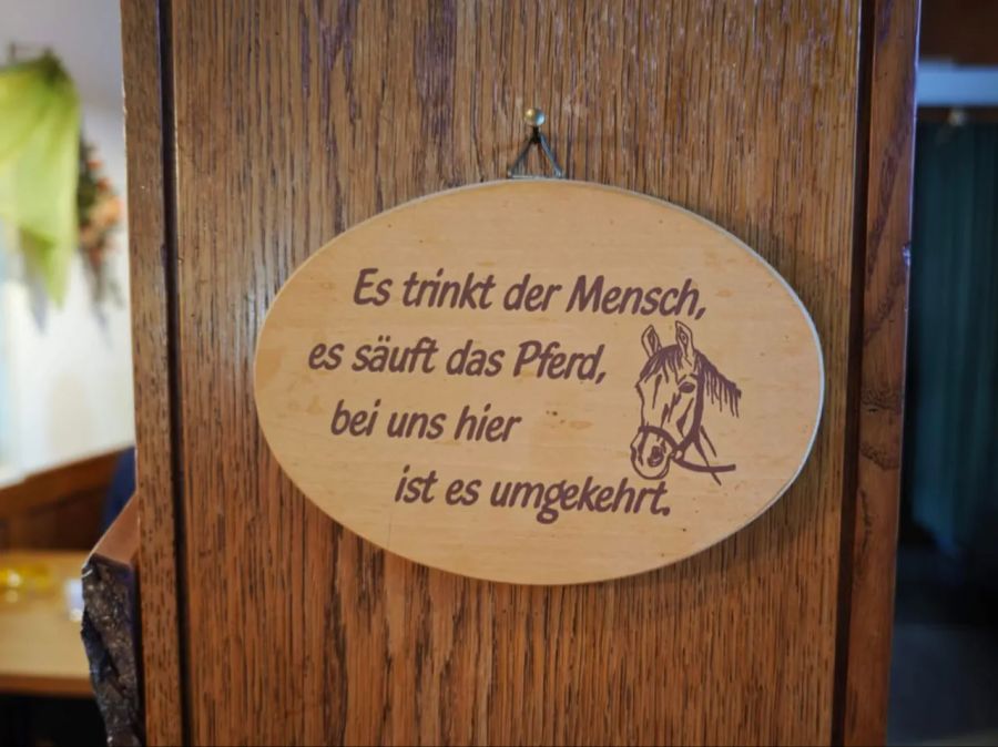 In der Gastro-Stube finden sich viele Zeitzeugen, auch humorvolle Sprüche sind darunter.