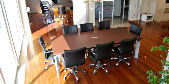 Tisch Sitzungsraum Stühle Konferenz