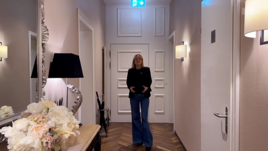 Einmal nicht im Studio, dafür in der Schönheitsklinik: Barbara Lüthi begrüsst zum Club.