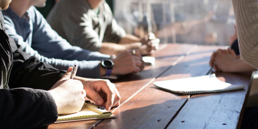 Für viele Neuzuziehende stellt das jedoch eine enorme Hürde dar: Wer Hochdeutsch lernt, merkt schnell, dass dies allein nicht genügt – im Arbeitsalltag dominiert oft der Dialekt.