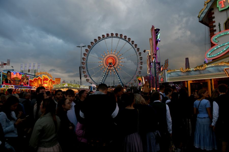 Wegen Überfüllung musste das Festgelände der Wiesn am Samstagabend kurzzeitig geschlossen werden. Mehrere Menschen gerieten dabei in Panik.