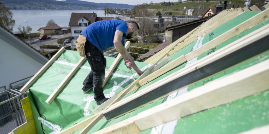 Der Ständerat hat in der Debatte über das Entlastungspaket entschieden, auch künftig Fördermittel in angemessener Höhe für energetische Gebäudesanierungen bereitzustellen. (Archi...