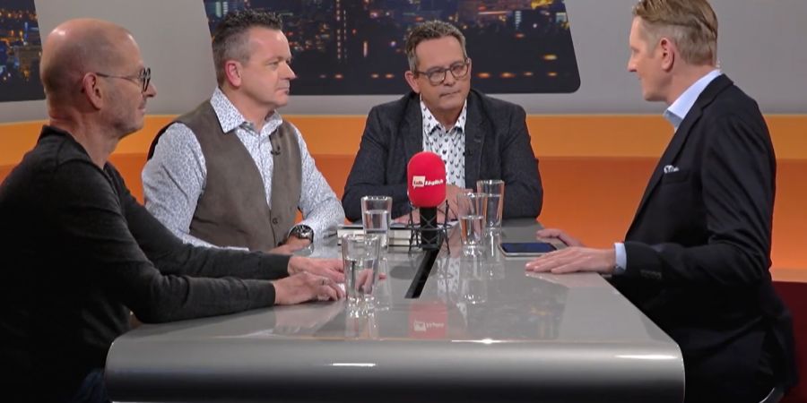 Die beiden Opfer-Angehörigen Manuel Freiburghaus (2. v.r.) und Georg Metger (2.v.l.) sprechen im «TalkTäglich» über den Vierfachmord von Rupperswil.