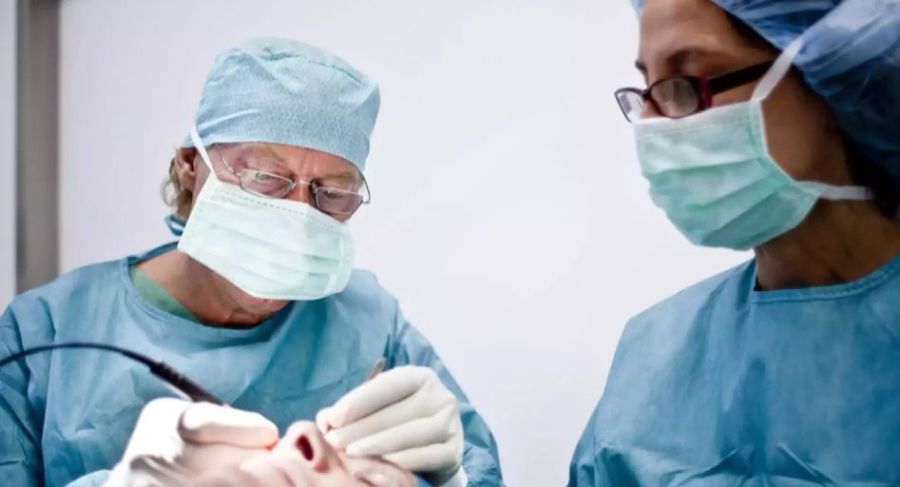 Mang hatte schon viele Prominente unter dem Messer. Was die Namen angeht, wahrt der Chirurg Diskretion.