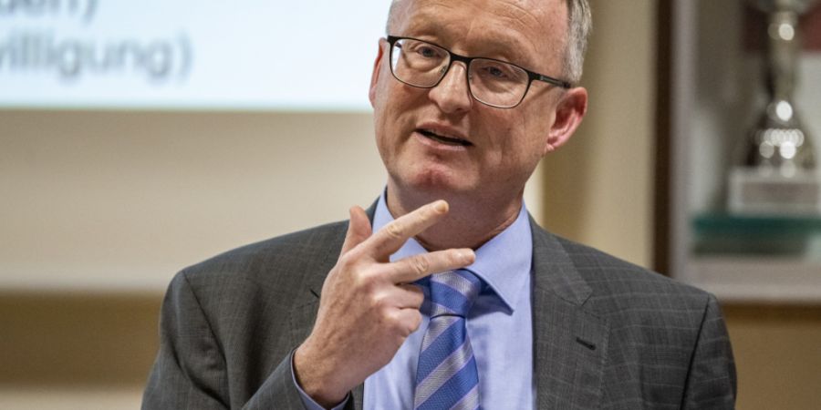 Der Schwyzer Finanzdirektor Herbert Huwiler (SVP) wehrt sich gegen tiefere Steuern für Unternehmen. (Archivaufnahme)