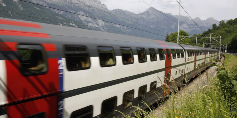 Ein Zugpassagier beleidigte im Schnellzug von Chur nach Zürich eine Zugbegleiterin rassistisch. (Archivbild)