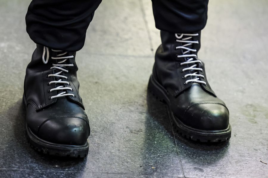 Mitglieder des Schweizer Ablegers sollen derweil Sicherheitsaufgaben und Tätigkeiten an den Verkaufsständen übernommen haben. (Symbolbild)