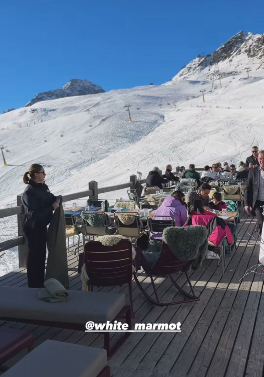 Im edlen White Marmot in St. Moritz GR sind die Sonnenplätze beliebt - jene im Schatten bleiben leer.