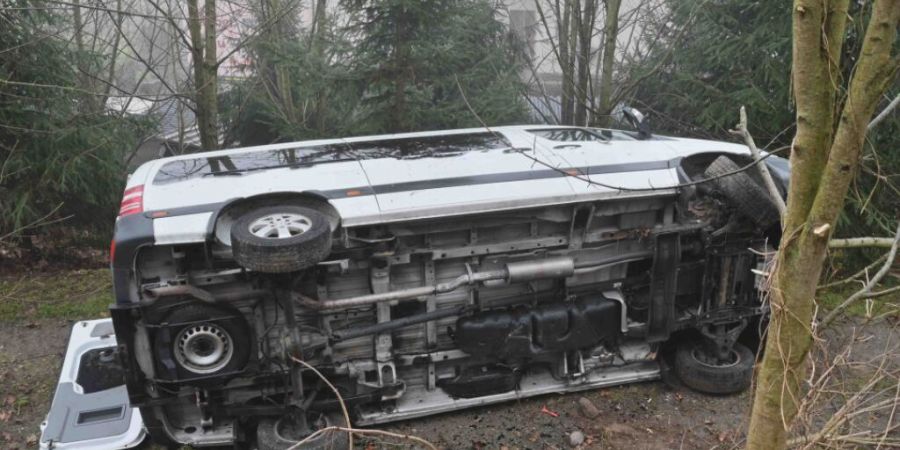In Buchs LU verunfallte am Sonntagmorgen ein 33-jähriger Lenker eines Kleinbusses, als er von der Strasse abkam und mit mehreren Bäumen kollidierte.