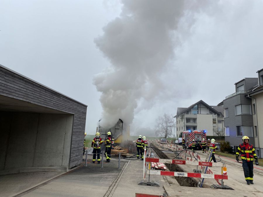 Die Feuerwehr war vor Ort, um den Brand zu löschen.