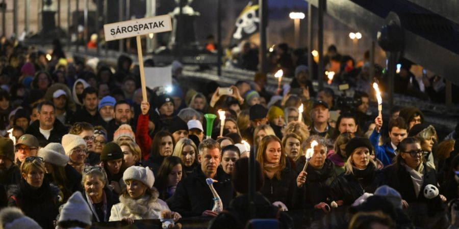 Tausende Menschen gingen nach dem Bekanntwerden von Missbrauchsfällen in Ungarn auf die Strasse.