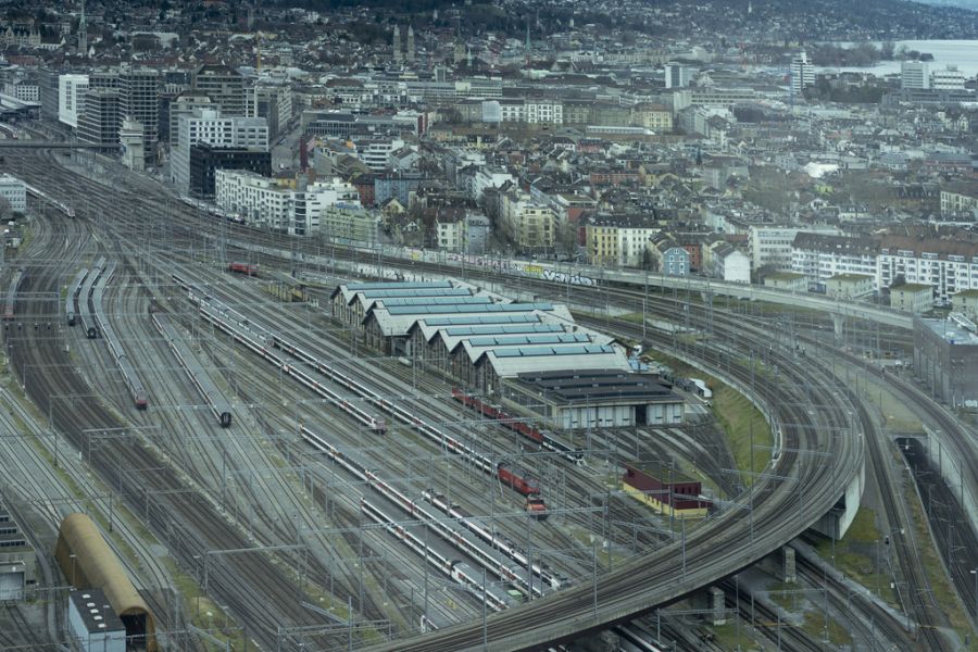 Auf diese Weise sollen sich die Reisenden laut SBB nicht selber in Gefahr bringen, wenn sie sich im Gleisfeld bewegen.