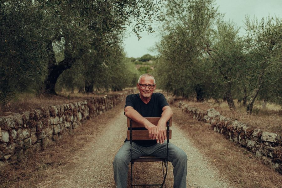 Konstantin Wecker Aussenaufnahme sitzend