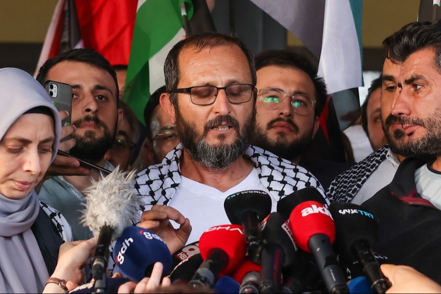 Türkische Gaza-Aktivistinnen und -Aktivisten gaben nach ihrer Ankunft in Istanbul eine Pressekonferenz.
